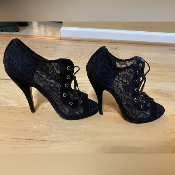 Victoria’s Secret Lace up black Ankle booties. Excellent condition. Size 7 - Picture 9 of 12